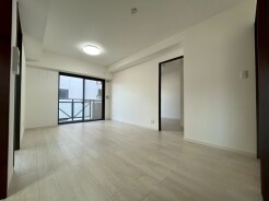 無駄を削ぎ落としたシンプルな空間が、住まう方の感性に寄り添い、日々の暮らしに穏やかな広がりをもたらします。