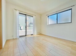 白を基調とした、清潔感と開放感のある室内。すっきりとした空間が日々の暮らしに調和をもたらします