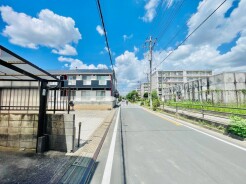 1号棟 前面道路含む外観