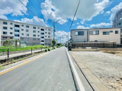 1号棟 前面道路含む外観