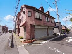 JR京浜東北・武蔵野線「南浦和」駅東口徒歩1分、提携駐車場もあります。エステート白馬南浦和店までお気軽にお問い合わせください。
(古屋付き土地)