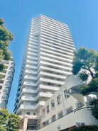 青空に映えるすっきりとしたフォルムが、洗練された日常を予感させる都市のランドマークです