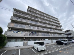 洗練された佇まいが街並みに溶け込む落ち着いた外観デザイン