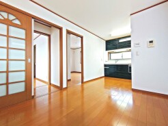 木の温もりを感じさせる建具とフローリングが調和し、穏やかな時間が流れる空間です