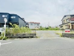 周辺は落ち着いた住環境が広がり、ゆったりとした時間の流れを感じられる穏やかな佇まいです