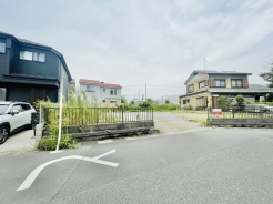 周辺は穏やかな住宅街が広がり落ち着いた雰囲気の中で日々の暮らしをゆったりと育むことができる心地よい環境が整っています