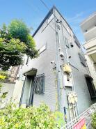 落ち着いた色合いの外観が周囲の緑と調和し、洗練された佇まいを演出しています