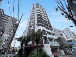 周囲の街並みに調和しながらも確かな存在感を放つ外観です