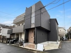 落ち着いた色合いの外壁が重厚感を醸し出す、洗練された佇まいの外観です