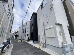 前面道路含む外観