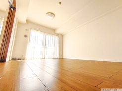 柔らかな自然光が満ち、心地よい風を感じさせる室内です