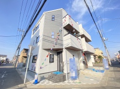 空へと伸びる電線と、賑やかな装飾が印象的な住まい