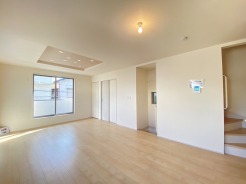 広々とした空間に、心地よい温かみを感じる住まい。