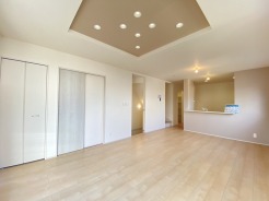 温かな色合いに包まれた、心地よい広がりを感じる空間