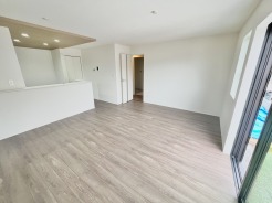 洗練された木目調の床がお部屋に心地よい広がりをもたらします。