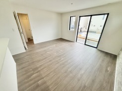 窓の外まで広がる開放感と、落ち着いた床材が調和する空間。