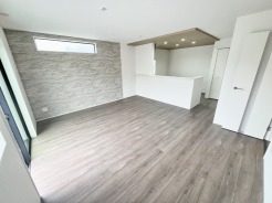 洗練された石目調の壁が、空間に奥行きと落ち着きをもたらす。