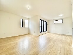解放感あふれる2階リビングは、自然に光と風に恵まれます。