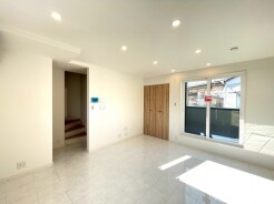 ご家族みんながゆったりくつろげる広々リビング。