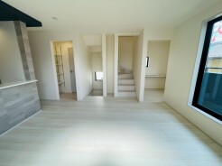 日当たりのいい2階リビングはプライベート性も高く、落ち着いて暮らせます。