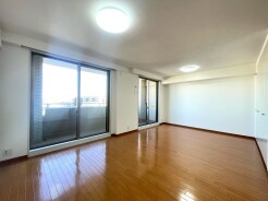 ご家族みんながゆったりくつろげる広々リビング。