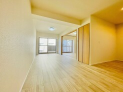 爽やかな風と光が満ちる、心地よい広がりを感じる空間