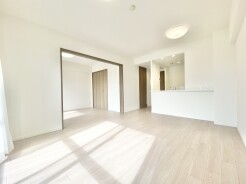 床に描かれる光の模様が、空間に柔らかな表情を与えています。広々とした空間は、穏やかな時間を紡ぎ、心地よい暮らしを予感させます