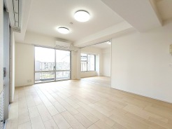 彩光をふんだんに取り入れた明るいリビングダイニング