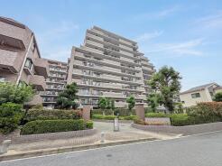 周囲と調和する重厚な外観デザインが、住まう方の日常を静かに守り続ける安心感をもたらします