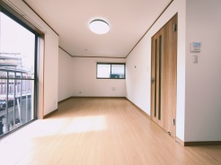 シンプルで無駄のない空間が、日々の暮らしに静かな安らぎをもたらしてくれる住まいです。