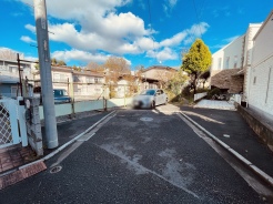 周辺は住宅が建ち並ぶ閑静な住宅街です。