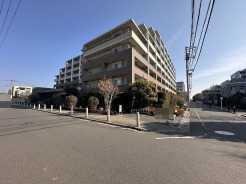 周辺のエリアで他にも沢山売りに出ている物件があります。インターネット掲載前の情報などもありますのでお気軽にお問合せください。まとめてご見学できます。