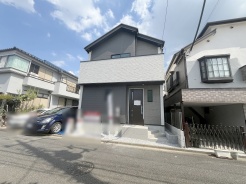 周辺の街並みの中で適度な主張、生活に溶け込むシンプルなデザインの外観が魅力の一戸建です。