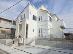 建物が完成しましたので室内のご見学予約スタート。当日のご見学予約も大歓迎です。お気軽にご連絡ください。他にもインターネットに掲載していない情報も沢山ありますので、比較で併せてご見学ができます。