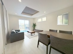 家族の集まるリビングは気持ちの良い自然光が差し込む団欒空間。室内のご見学予約も随時、受付中ですのでお気軽にお問合せください。