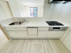 お料理をしながらリビングの家族やゲストとの会話が楽しめるカウンタータイプのキッチン。毎日のお料理を楽しく快適に。