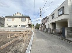 周辺は住宅が建ち並ぶ閑静な住宅街です。