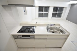 お料理をしながらリビングの家族やゲストとの会話が楽しめるカウンタータイプのキッチン。毎日のお料理を楽しく快適に。