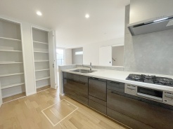 お料理をしながらリビングの家族やゲストとの会話が楽しめるカウンタータイプのキッチン。毎日のお料理を楽しく快適に。