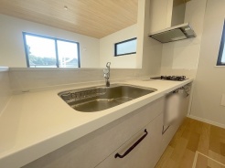 お料理をしながらリビングの家族やゲストとの会話が楽しめるカウンタータイプのキッチン。毎日のお料理を楽しく快適に。