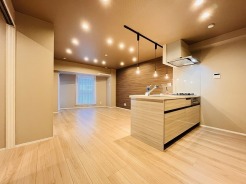 カウンターキッチンならではの開放的な見通し、全体が見渡せることでご家族の団欒スペースもより明るく笑顔が溢れる空間となります。