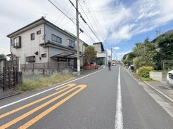 周辺は住宅が建ち並ぶ閑静な住宅街です。