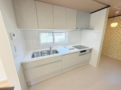 【2階 キッチン】
キッチンは、カウンターや壁付けタイプ、アイランドタイプ様々なパターンが御座います。
お好みも分かれる所ではありますが、壁付け対応は閉鎖的にならずに明るいキッチンスペースとしてご希望を頂く事も多いタイプ。