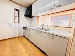 お料理をしながらリビングの家族やゲストとの会話が楽しめるカウンタータイプのキッチン。毎日のお料理を楽しく快適に。