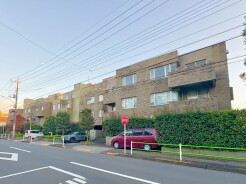 板倉建築研究所が手掛けた緑との共生を志向した屋外空間