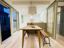 家族が食事するダイニングスペースをキッチンから見渡せる設計に。お料理をしながら家族とのコミュニケーションが増えそうな予感。