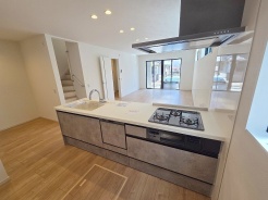 お料理をしながらリビングの家族やゲストとの会話が楽しめるカウンタータイプのキッチン。毎日のお料理を楽しく快適に。