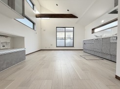 家族が一番集まる場所だから広々としつつも素敵な空間であって欲しい。みんながくつろぐリビングからキッチンまでが一つの空間のように繋がる間取り。