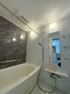 一日の疲れを癒してくれるゆったりとしたバスルームです。