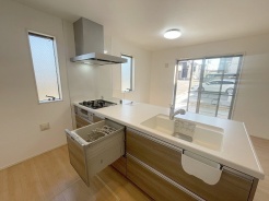 毎日の家事をサポートしてくれる食洗器も標準に装備。ちょっと嬉しい設備です